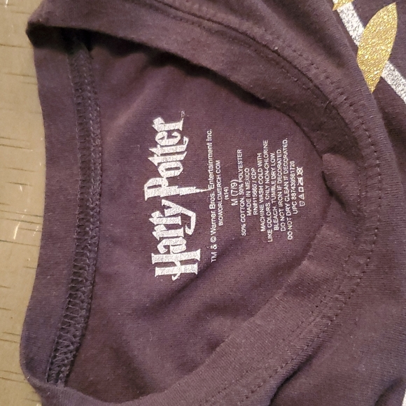 🦋5/$15 Hogwarts T-Shirt Med. - Picture 5 of 6